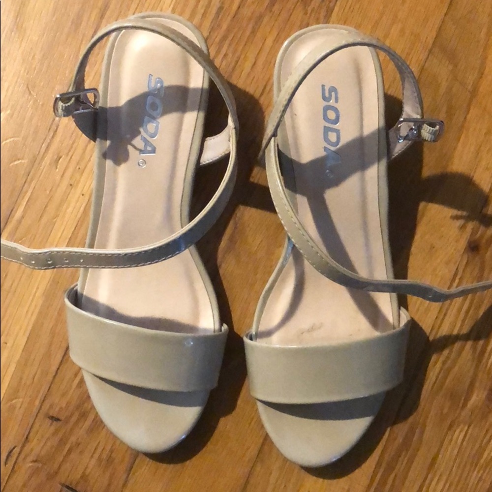 Girls size 2 nude block heel (kids)